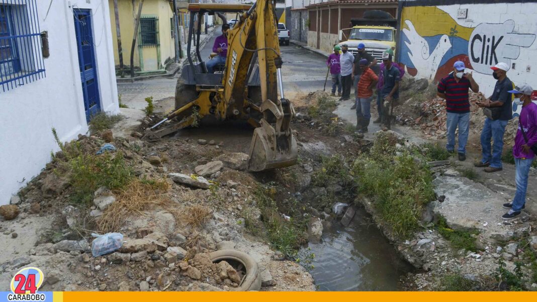 reparación de tuberías de aguas blancas en la calle Salom