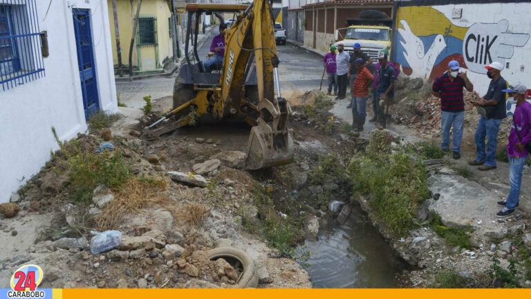 Iniciaron reparación de tomas de aguas blancas desbordadas en calle Salom, Naguanagua