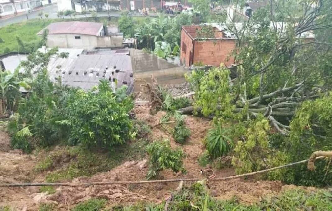 Niña falleció tras un colapso de tierra causado por las lluvias en Mérida