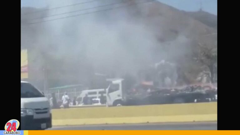 Vehículo de carga se incendió cerca del Distribuidor San Blas (+Video)