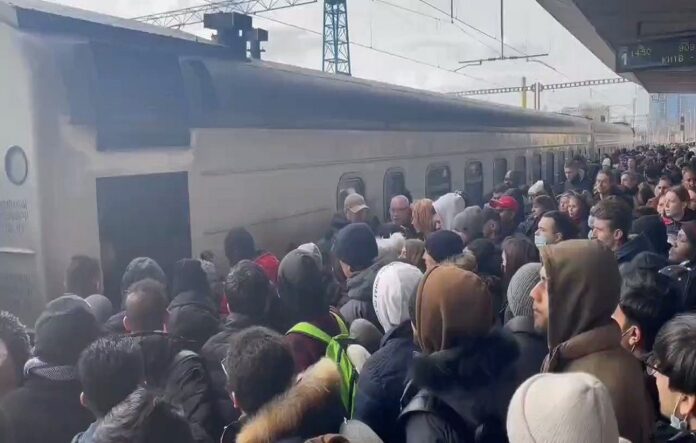 Cientos de personas abandonan la ciudad de Kiev en tren