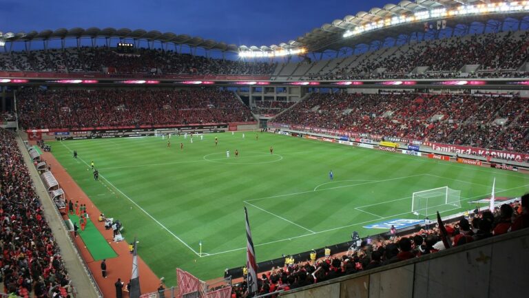 Enfrentamiento en un estadio mexicano deja decenas de heridos