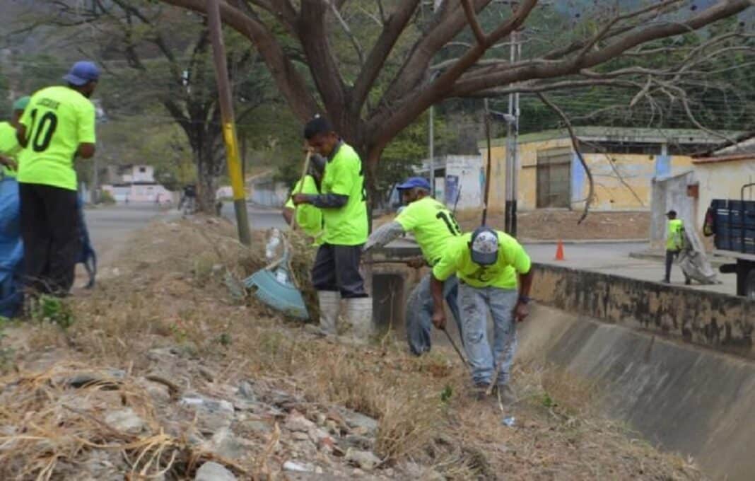 Naguanagua: Comenzaron saneamiento del canal Guzmán Blanco