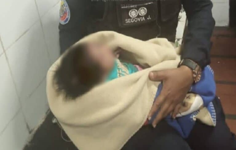 Encontraron a una bebé en las escaleras del Metro de Caracas