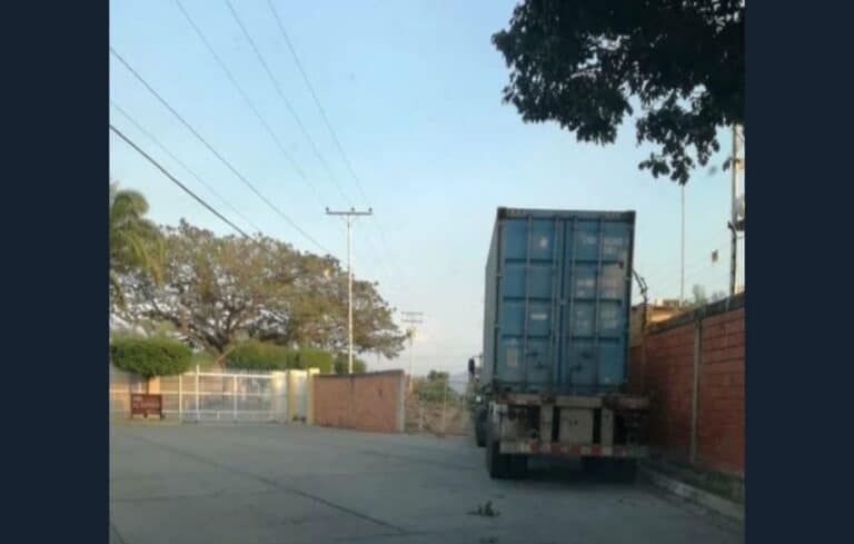 Denuncian estacionamiento improvisado de carga pesada en San Joaquín
