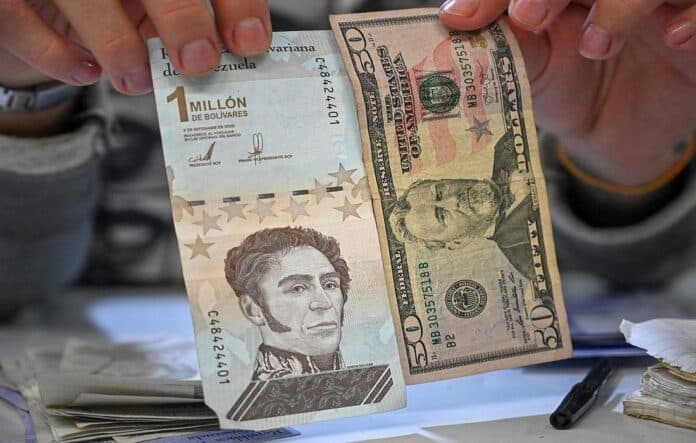 Pagos en dólares provoca un aumento en la escasez del bolívar
