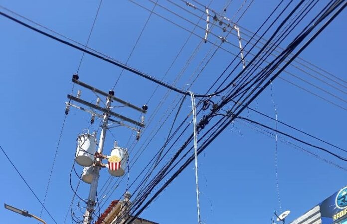Cables eléctricos en la avenida Uslar - Cables eléctricos en la avenida Uslar