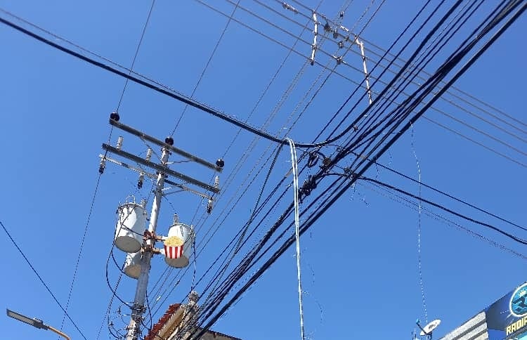 ¡Peligro! Solicitan arreglos de cables eléctricos en la avenida Uslar
