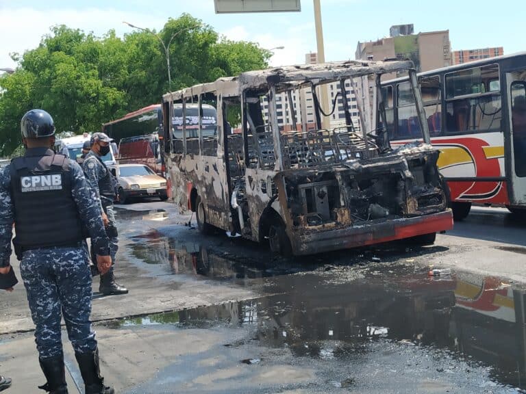Autobús se incendió en Maracay la mañana de hoy (VÍDEO)