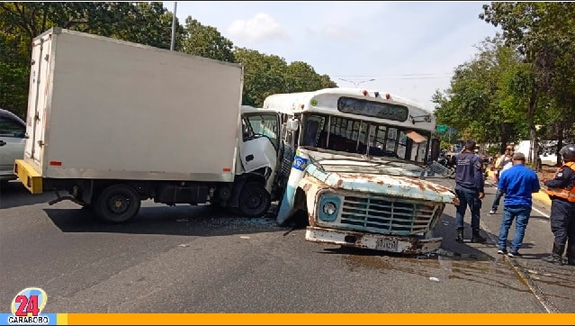 Fuerte colisión de autobús y camión en la Autopista Valle Coche