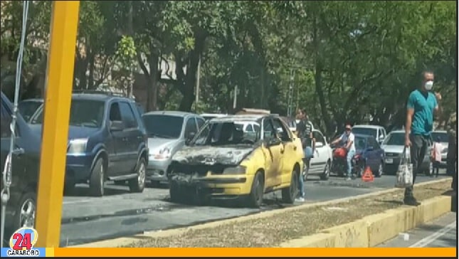 Vehículo se incendió en la avenida Andrés Eloy Blanco