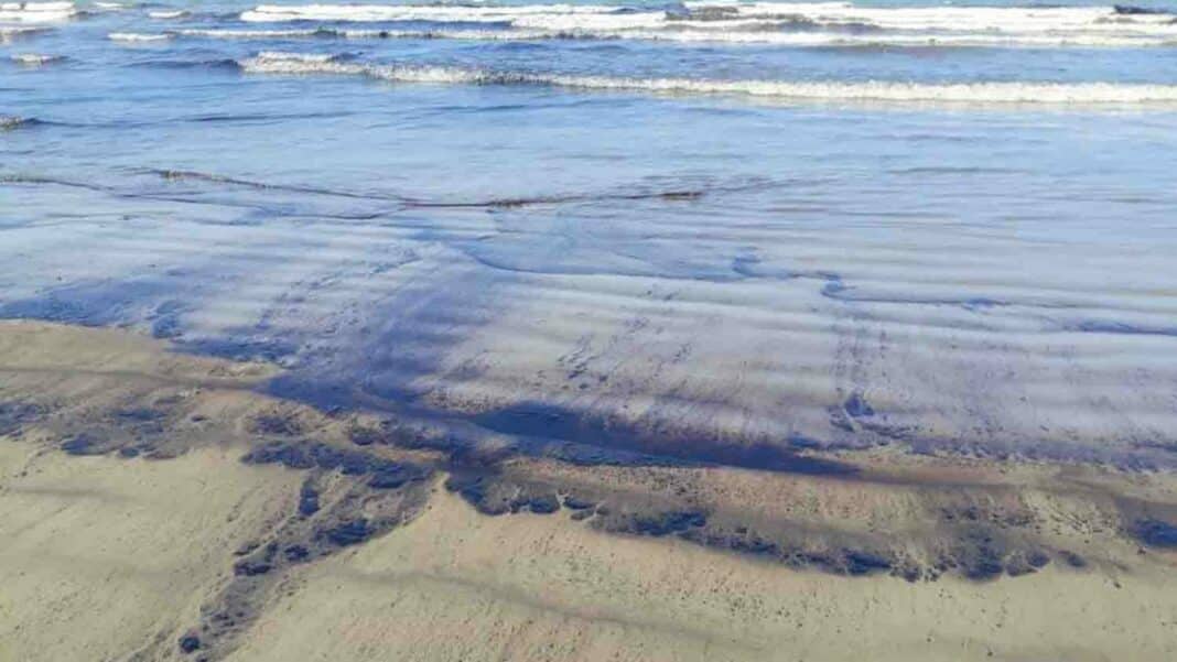 derrame de petroleo en la costa