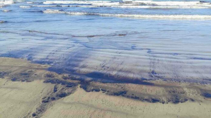 derrame de petroleo en la costa