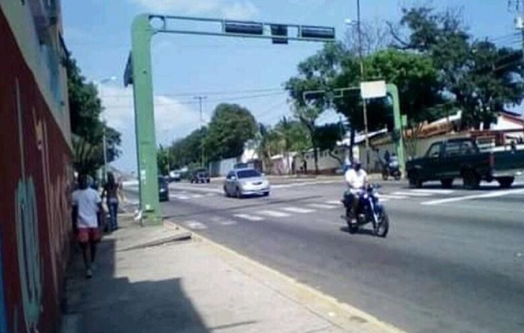 La Guaira: se desplomó un semáforo a la altura de Sorocaima