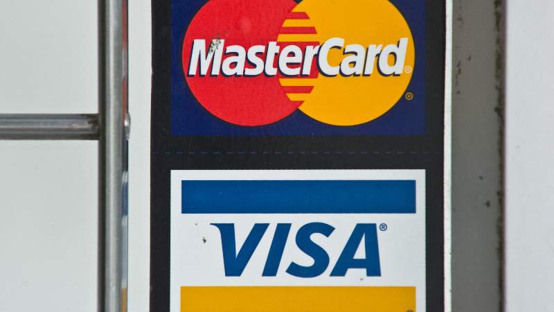 Visa y Mastercard suspenden operaciones