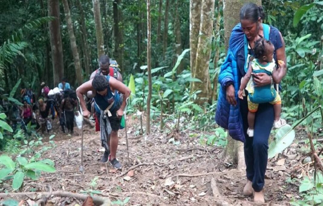 Aumentan número de migrantes venezolanos que entran por selva de Darien