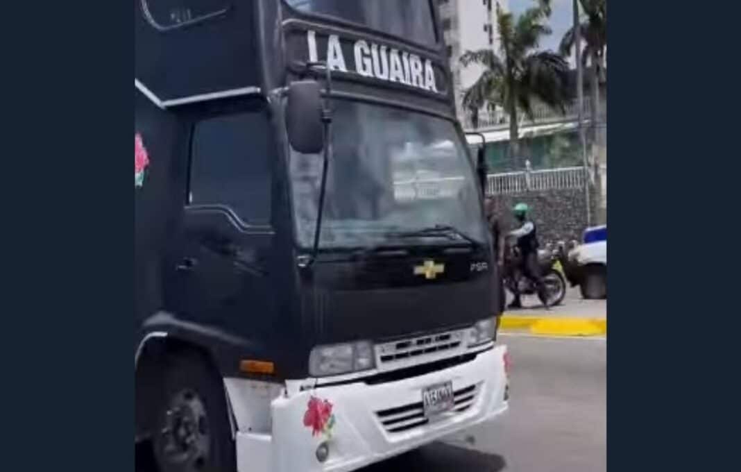 La Guaira busca expandir su cultura con el primer autobús fiesta