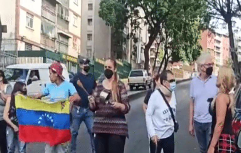Vecinos de la urbanización El Llanito protestaron por tener tres días sin luz