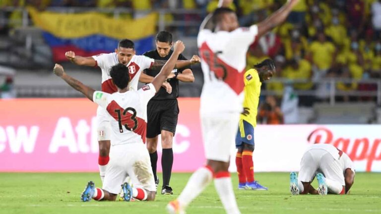 Perú celebra su repechaje en el mundial de fútbol de Qatar 2022