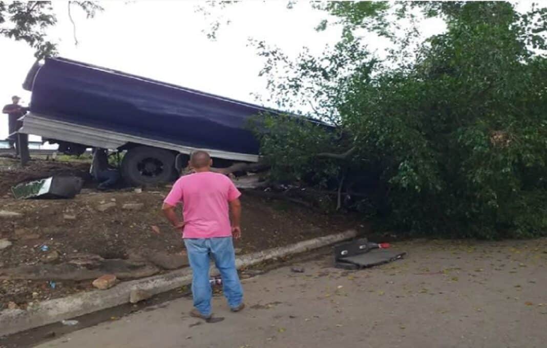 Camión cisterna se volcó en la autopista de Santa Rosa