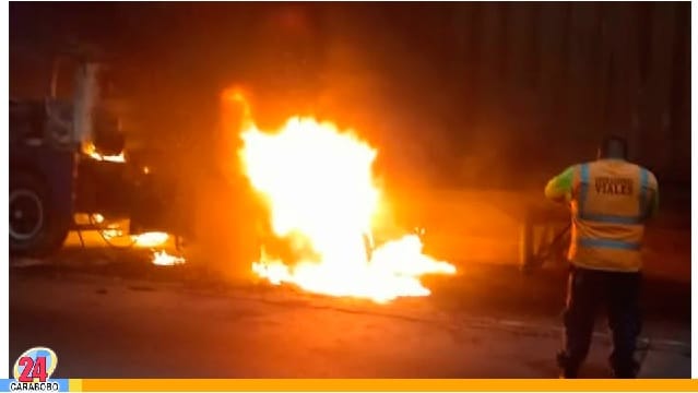 Vehículo pesado cargado de cauchos se incendió en la Valencia Puerto Cabello (VÍDEO)