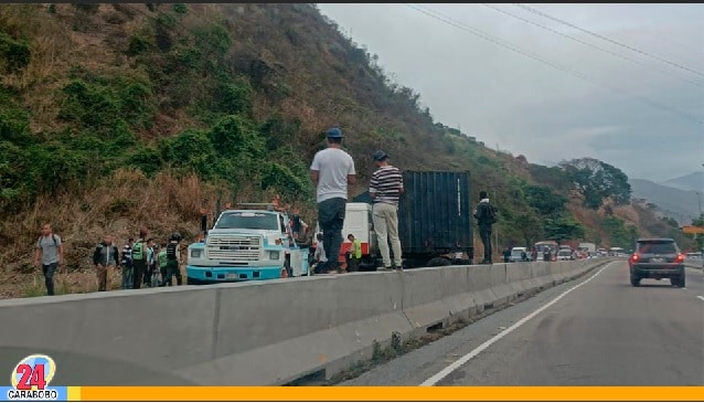 Otra gandola se volcó en la Autopista Caracas La Guaira