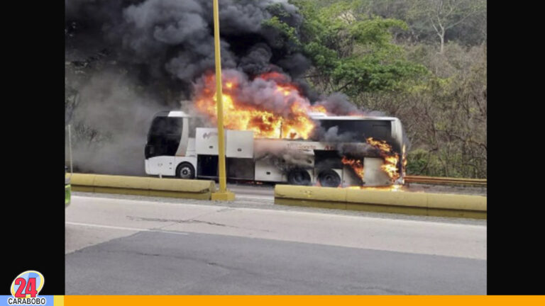 Reportan incendio de transporte público en la autopista Valencia – Puerto Cabello