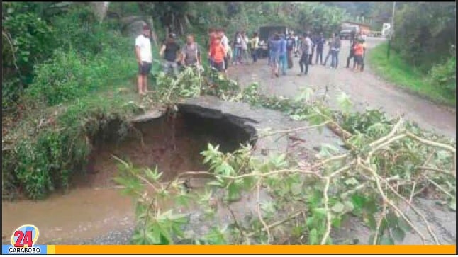 Vialidad en Mérida afectada por fuertes lluvias