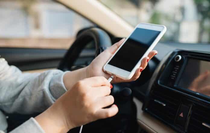 Mira por qué no se recomienda cargar el celular desde un vehículo