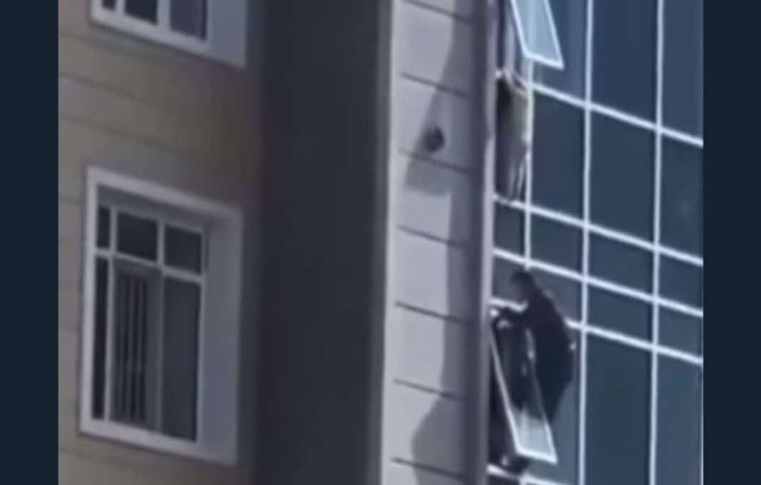 Hombre rescató a niña que colgaba de un edificio en Kazajistán