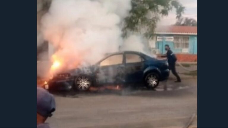 Vehículo se incendió frente al seguro de Paraparal