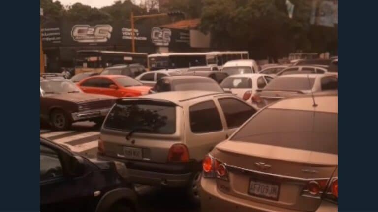 Falla en un semáforo causó embotellamiento vehicular en Avenida Bolívar