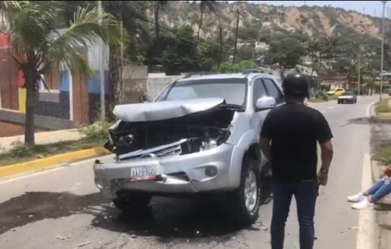 Conductora de una camioneta chocó contra camión en Playa Verde