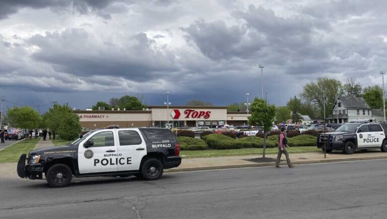 Tiroteo en un supermercado en Buffalo, Nueva York, deja al menos 10 muertos