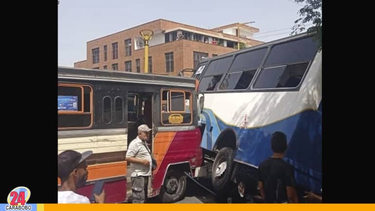 Choque entre dos autobuses en Av. Lara con Ferias dejó lesionados