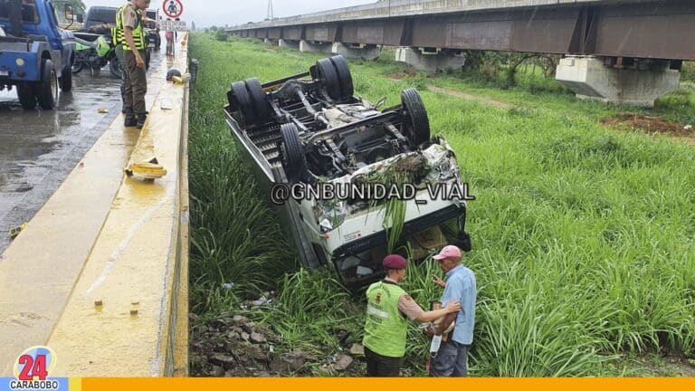 Vehículo de carga pesada se volcó en el Viaducto La Cabrera
