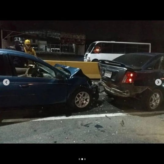 Accidente en la autopista adyacente a la E/S El Prado 