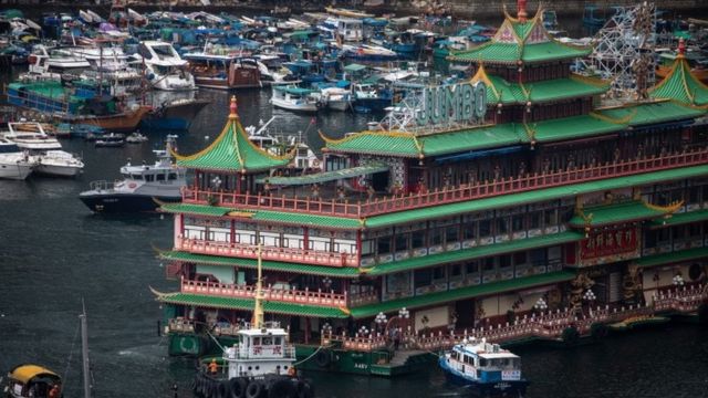 Icónico restaurante flotante de Hong Kong se hundió: mira cómo pasó