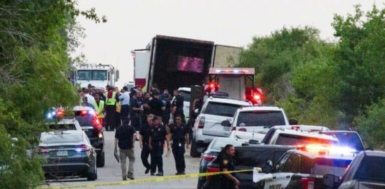 Hallan 50 migrantes muertos en un camión abandonado en Texas