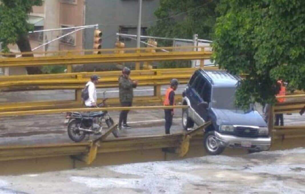 Vehículo a punto de caer desde un elevado en Caracas