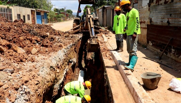 “Plan Búho” avanza con reparación de tuberías de aguas servidas en Miguel Peña