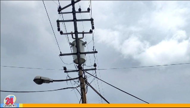 Piden arreglo de cables de baja tensión que cuelgan de los postes