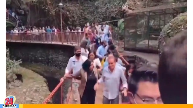 Reinauguran un puente colgante en Cuernavaca pero pasaron un susto (VÍDEO)