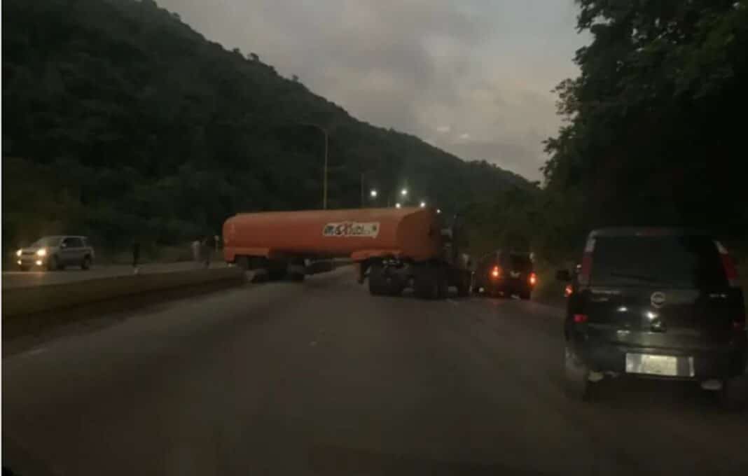Gandola se pasó al carril contrario en la autopista Valencia-Puerto Cabello