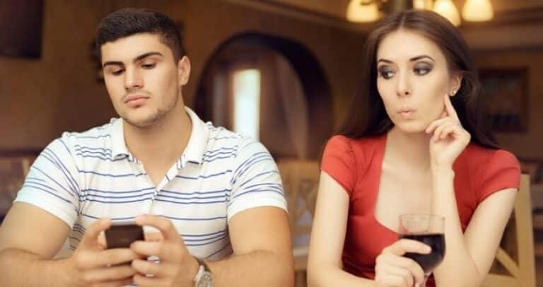 ¿Revisas el celular de tu pareja? Esto te puede ayudar a no hacerlo