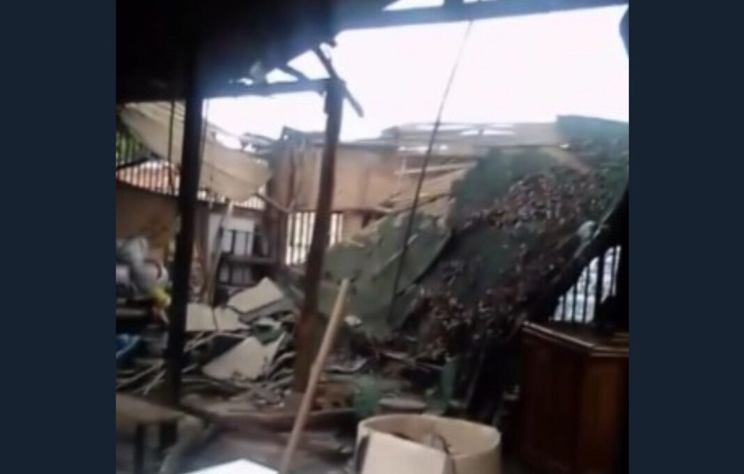 Estructura colapsó en vivienda de Avenida Bolívar, en Los Nísperos
