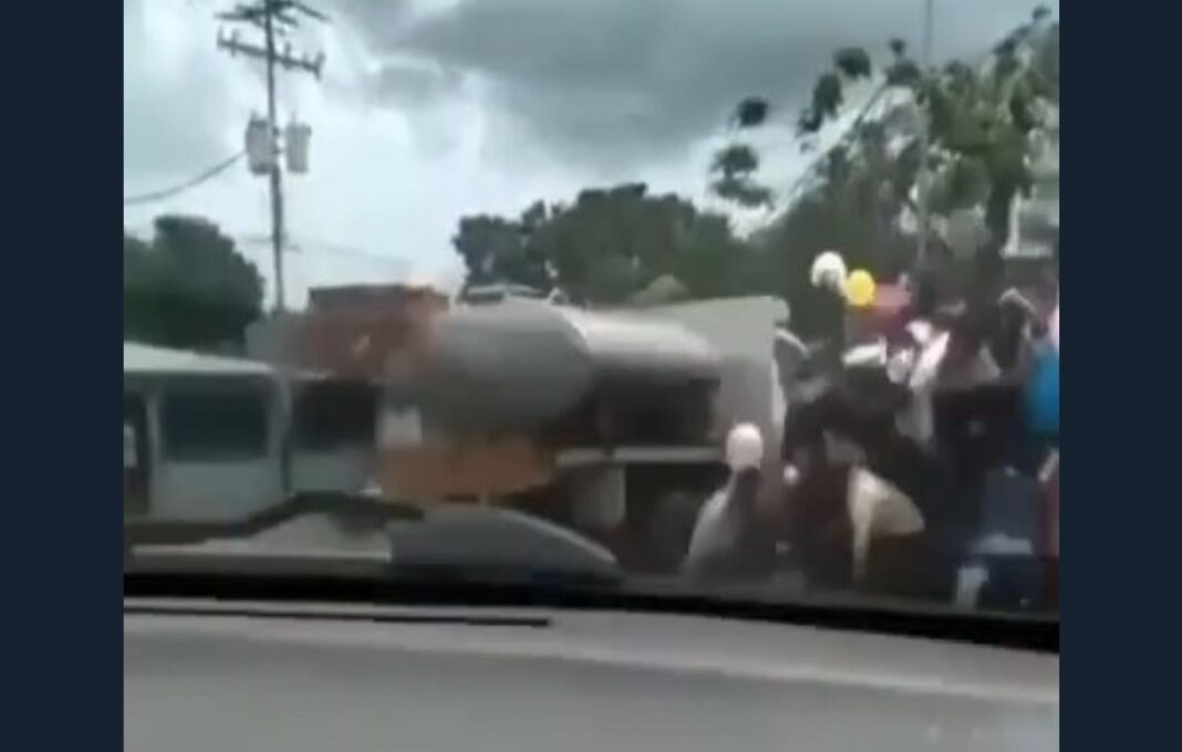 Bolívar: Varias personas cayeron de una camioneta durante caravana