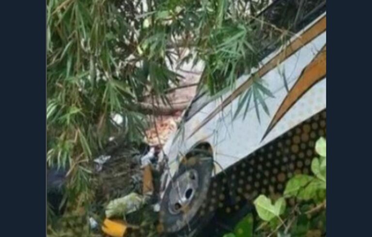 Buseta se volcó en la vía Táchira-Mérida y dejó un fallecido