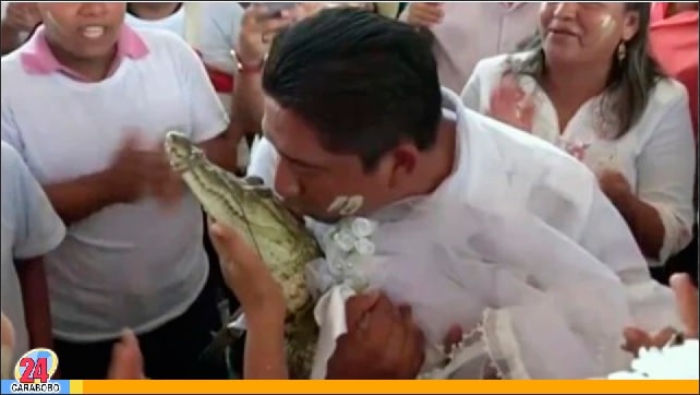 Alcalde mexicano y un caimán - Alcalde mexicano y un caimán
