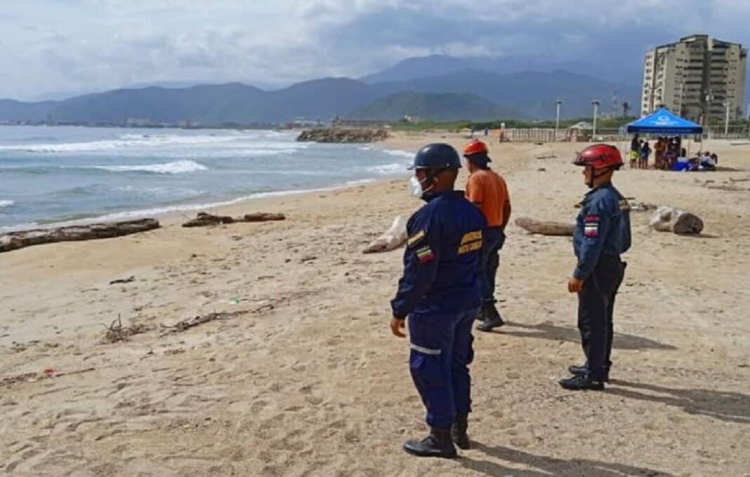 Autoridades buscan a joven desaparecido en la playa Cumboto Norte